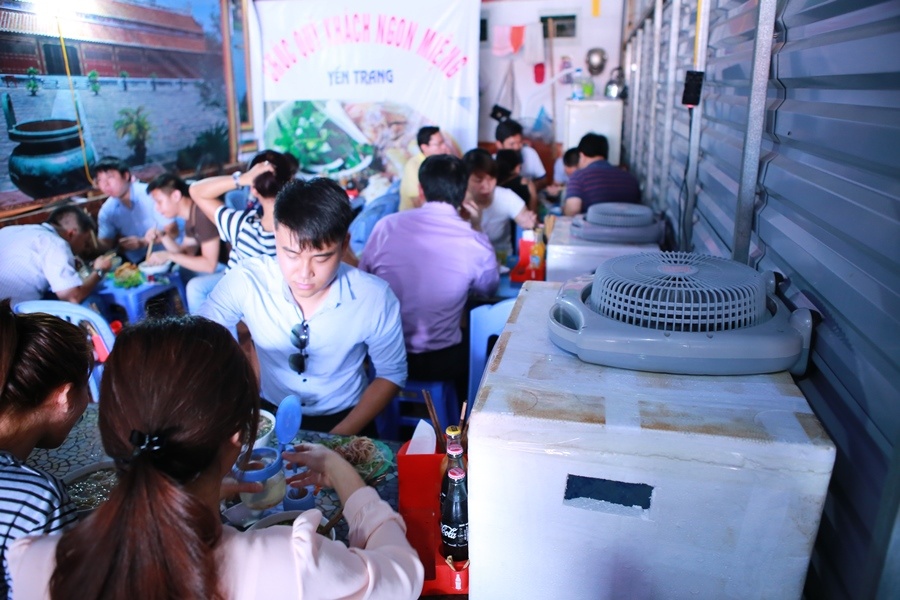 Quan binh dan Ha thanh giu khach bang dieu hoa tu che hinh anh