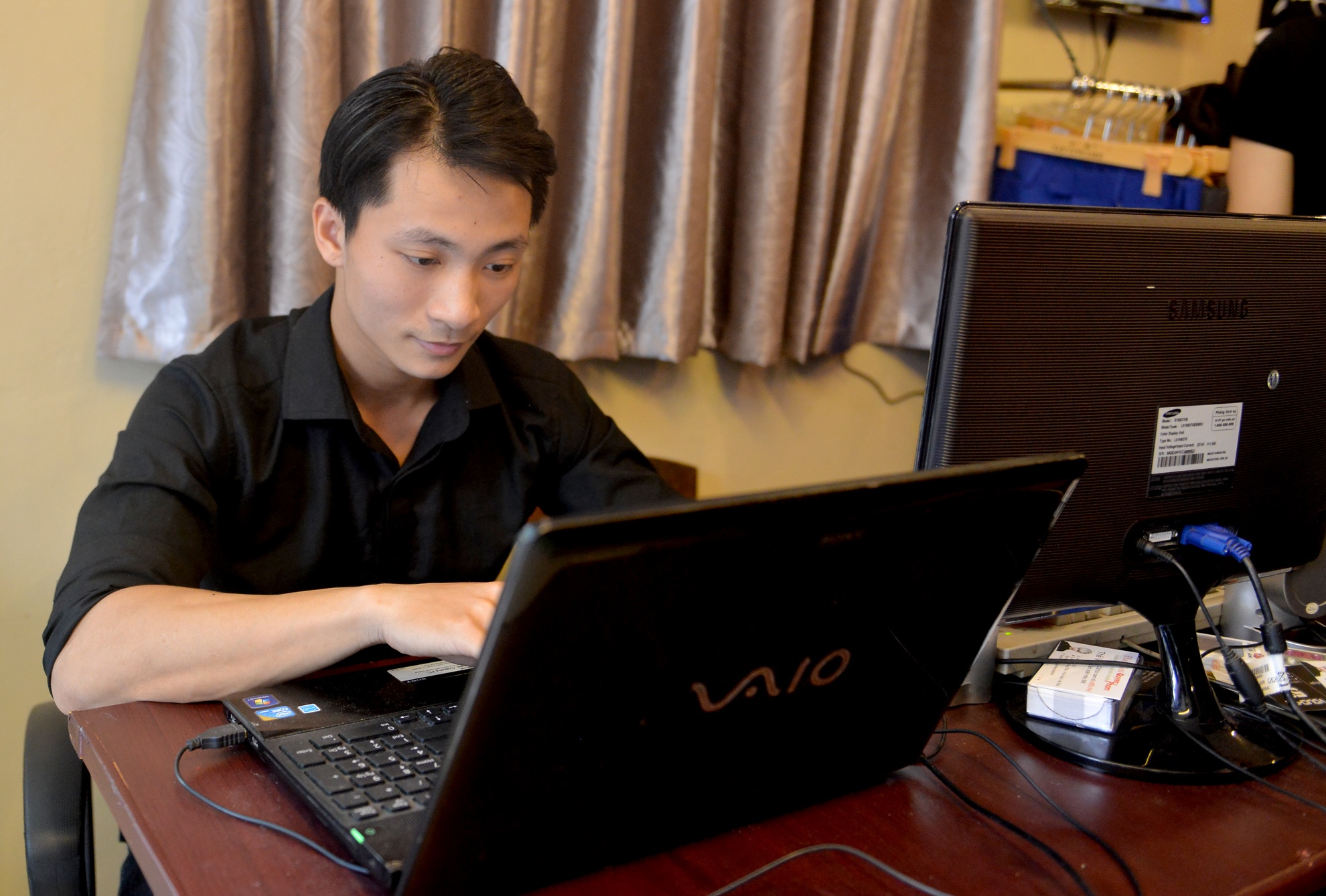 9X kinh doanh quan ao bang chien luoc 'ban lac kem bia' hinh anh