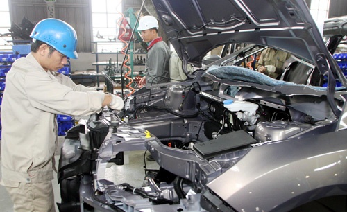 Quyet tang thue, tan tanh mong oto ngoai gia re hinh anh