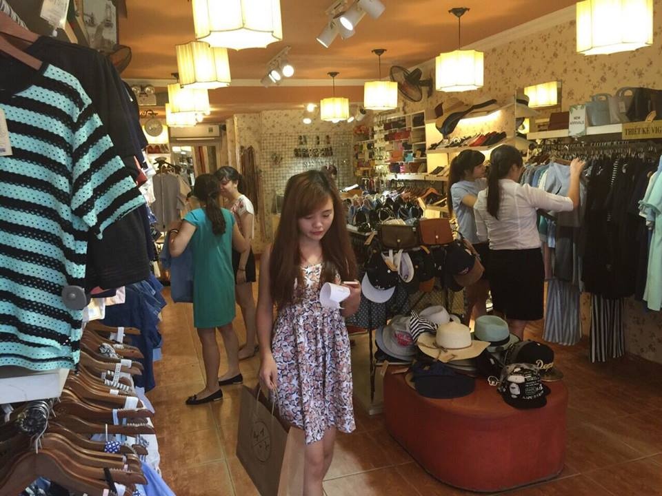 Nhiều khách hàng cho biết khá hào hứng với chương trình giảm giá theo nhiệt độ. Ảnh: Ngọc Lan.