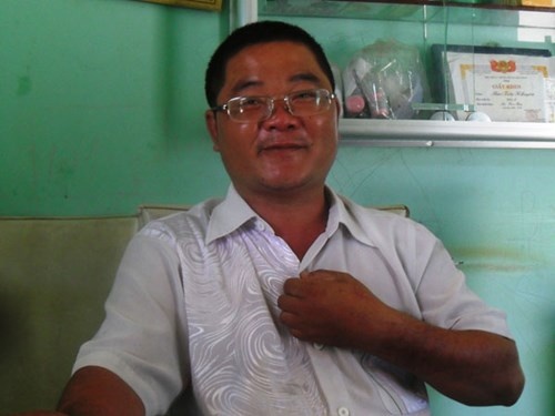 Kỹ sư Quang hướng dẫn công nhân