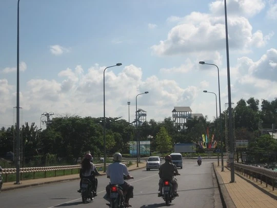 Công viên nước Cần Thơ nhìn từ dốc cầu Ninh Kiều.