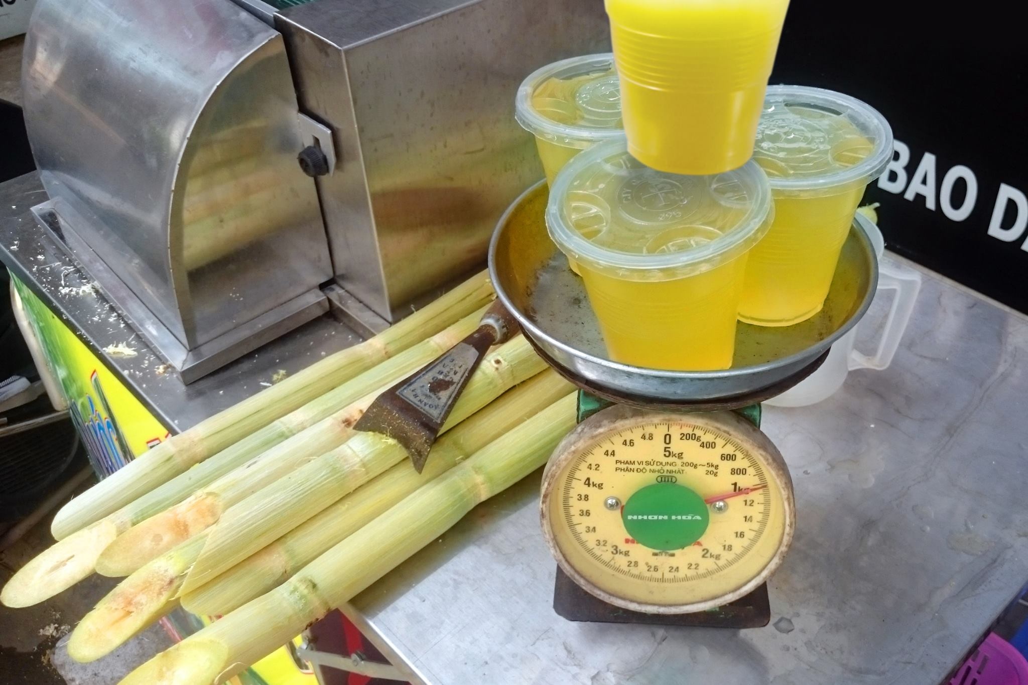 Nuoc mia ban theo lit o Ha Noi hinh anh