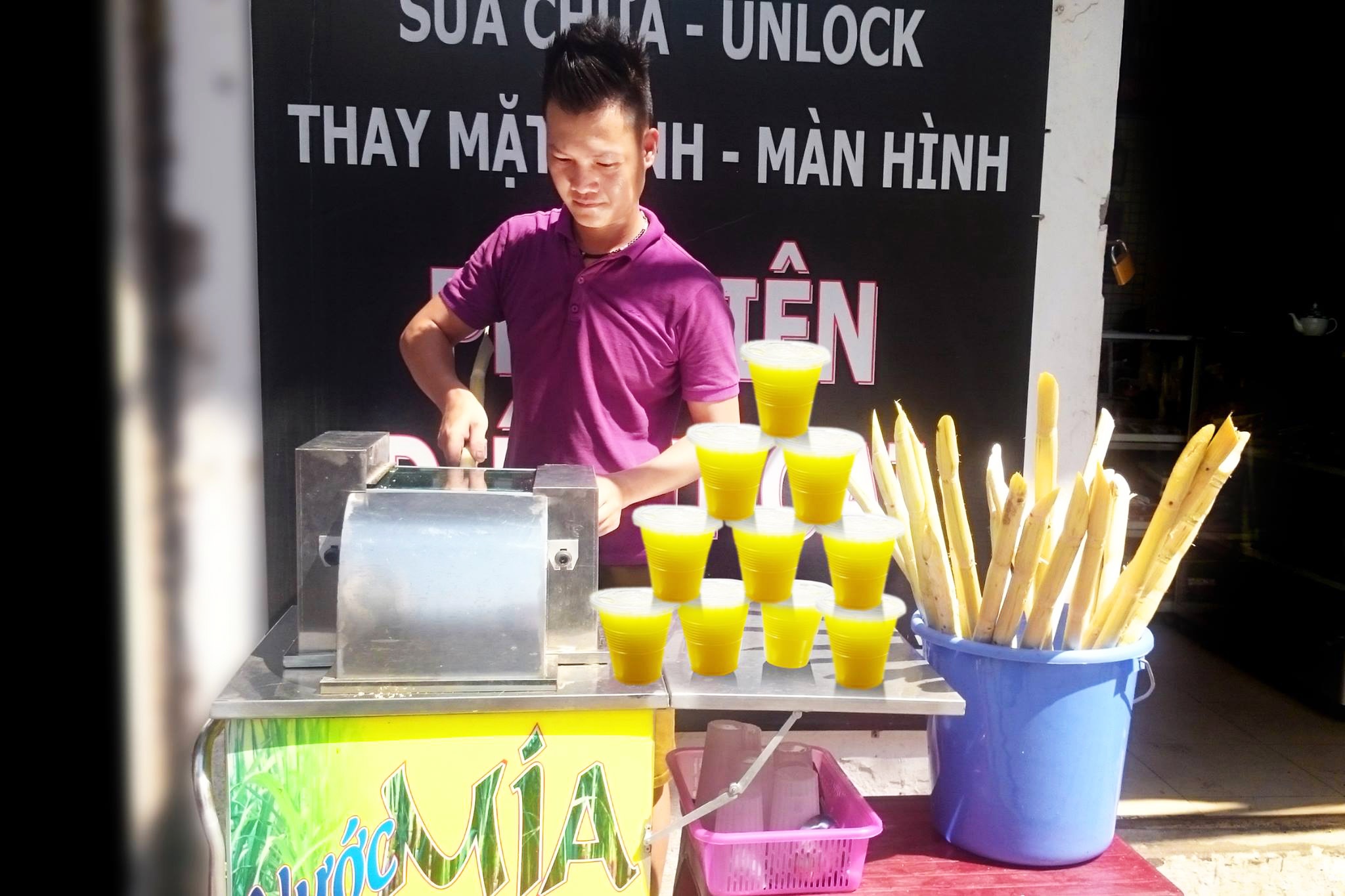 Một lít nước mía 25.000 đồng chia ra được khoảng 4-5 cốc, rẻ hơn 2 lần so với giá thị trường. Ảnh: Ngọc Lan.