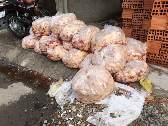 Chu hang bien mat, bo 601 kg dau ga thoi ven duong hinh anh