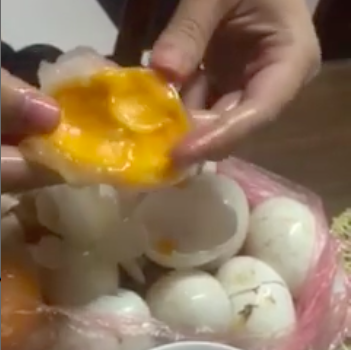 Clip trung ga, vit nghi lam bang nhua o Ha Noi hinh anh