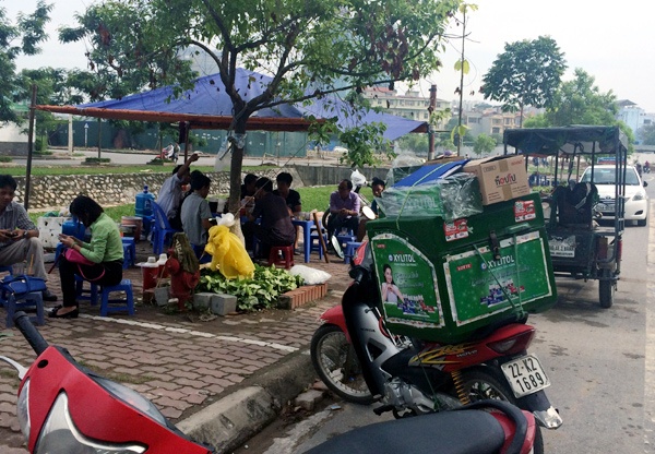 Với mạng lưới phân phối dày đặc cộng với số lượng kẹo cao su tiêu thụ lớn, trà đá vỉa hè được coi là con cưng của hàng kẹo.