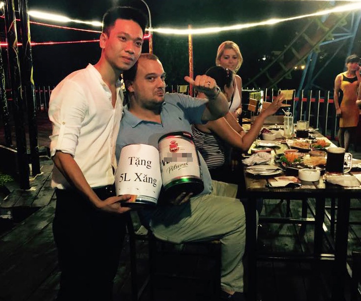 Khuyen mai la o Ha Noi: Uong 1 lit bia, tang 1 lit xang hinh anh