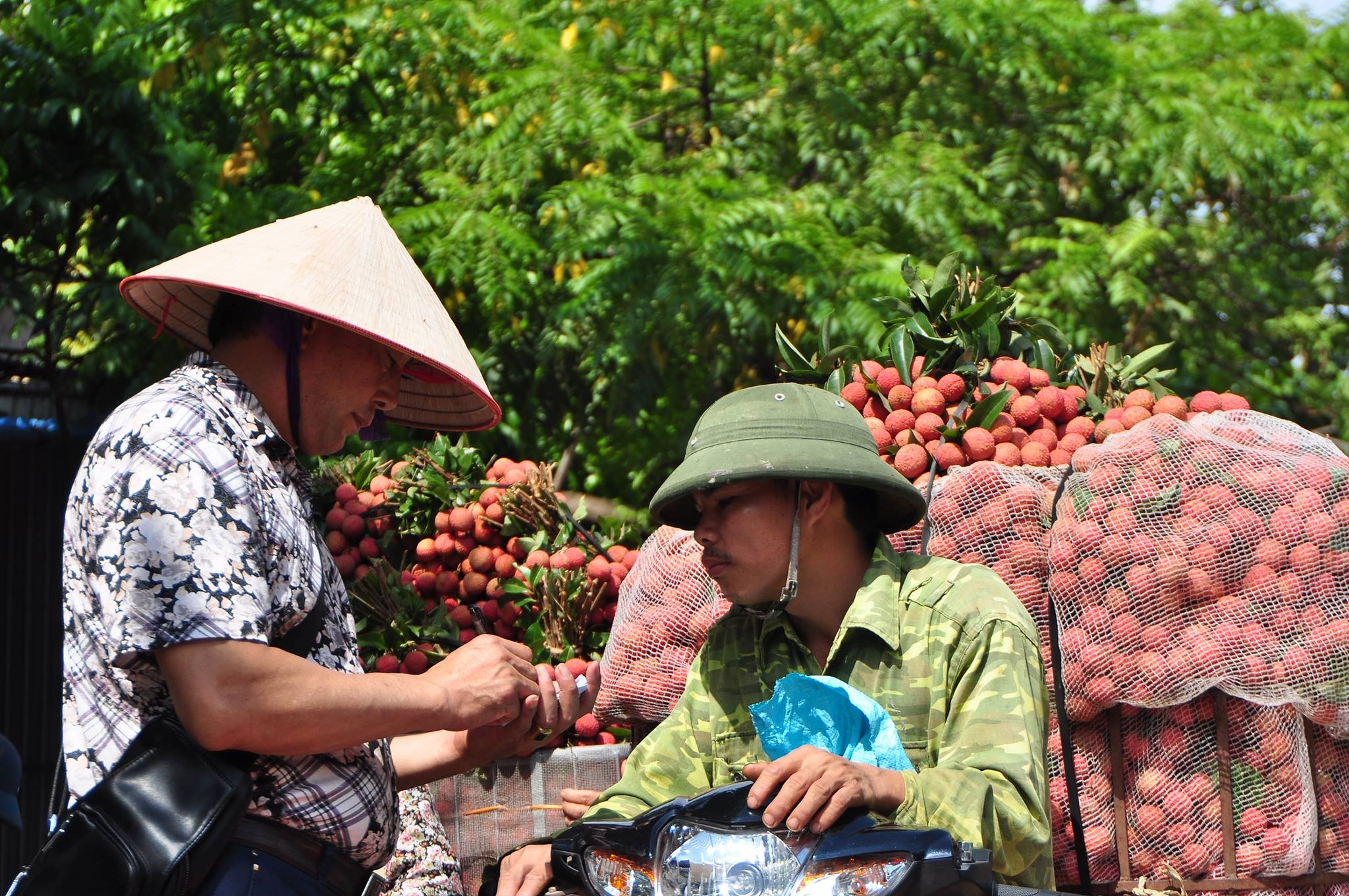 Vai thieu qua nho, vo tham ban tren oto o Ha Noi hinh anh