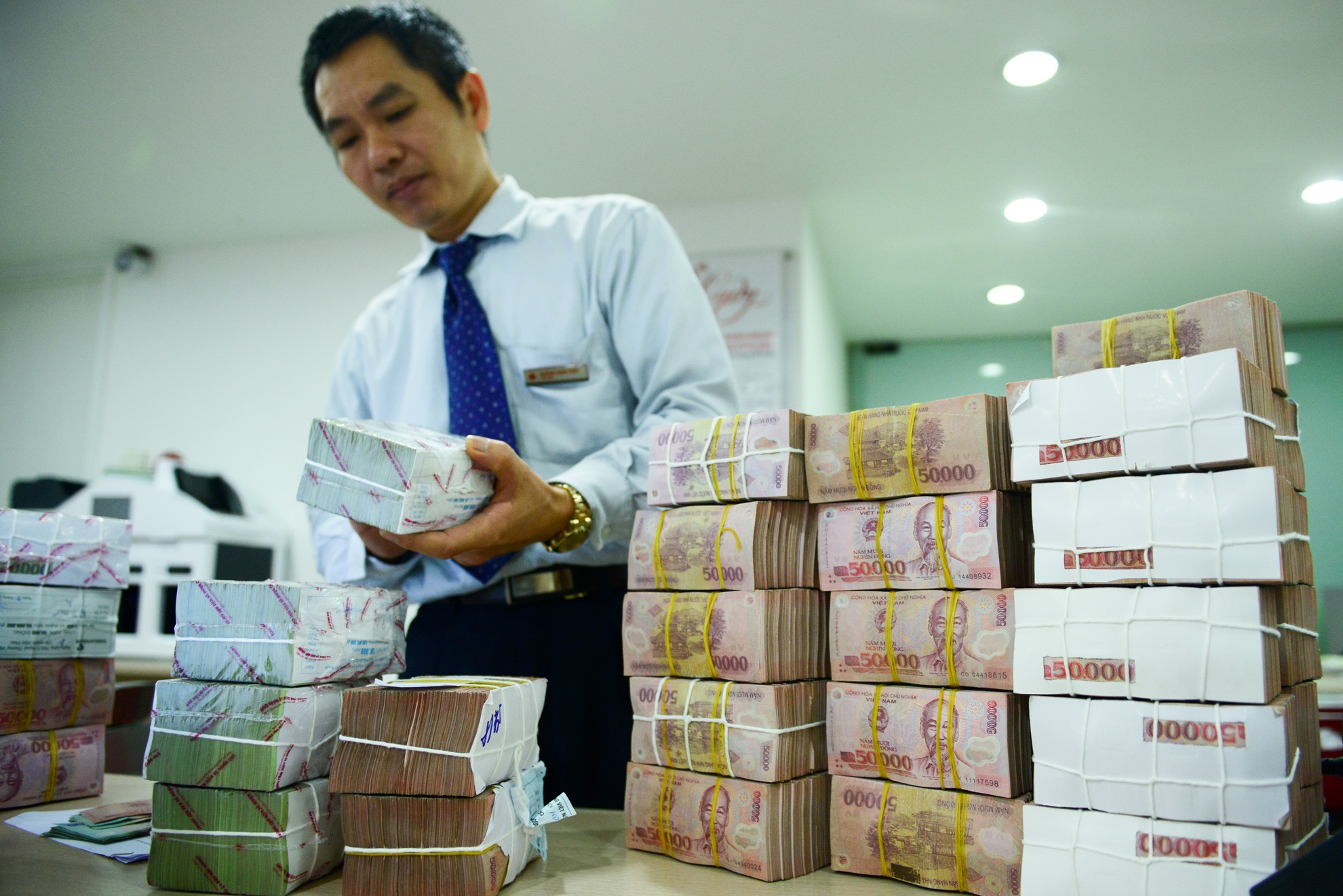 Muc tang luong toi thieu: Cho phuong an ngay 3/9 hinh anh