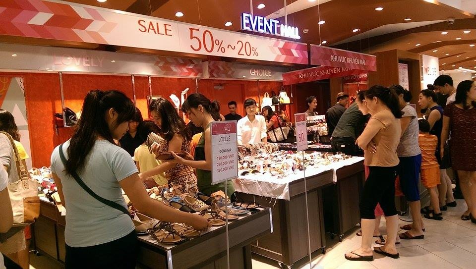 Nhiều người săn hàng giảm giá sâu tại các trung tâm thương mại. Ảnh: Ngọc Lan. 