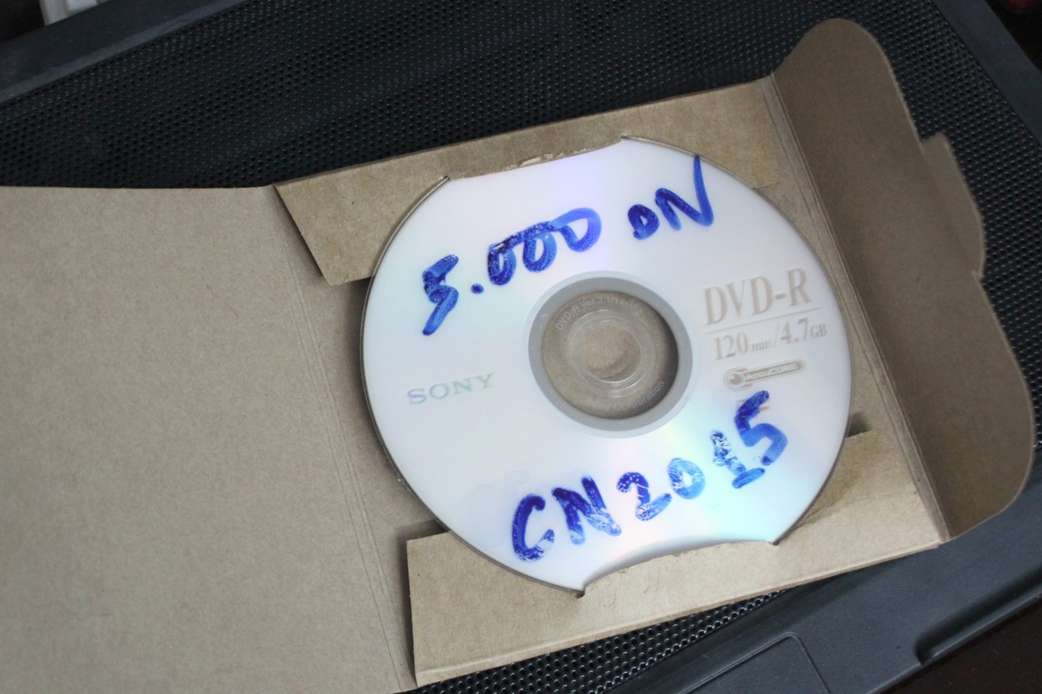 Một chiếc đĩa chứa thông tin của 5.000 giám đốc công ty công nghệ mới thành lập năm 2015, với giá chào bán 85.000 đồng. Ảnh: Zen Nguyễn