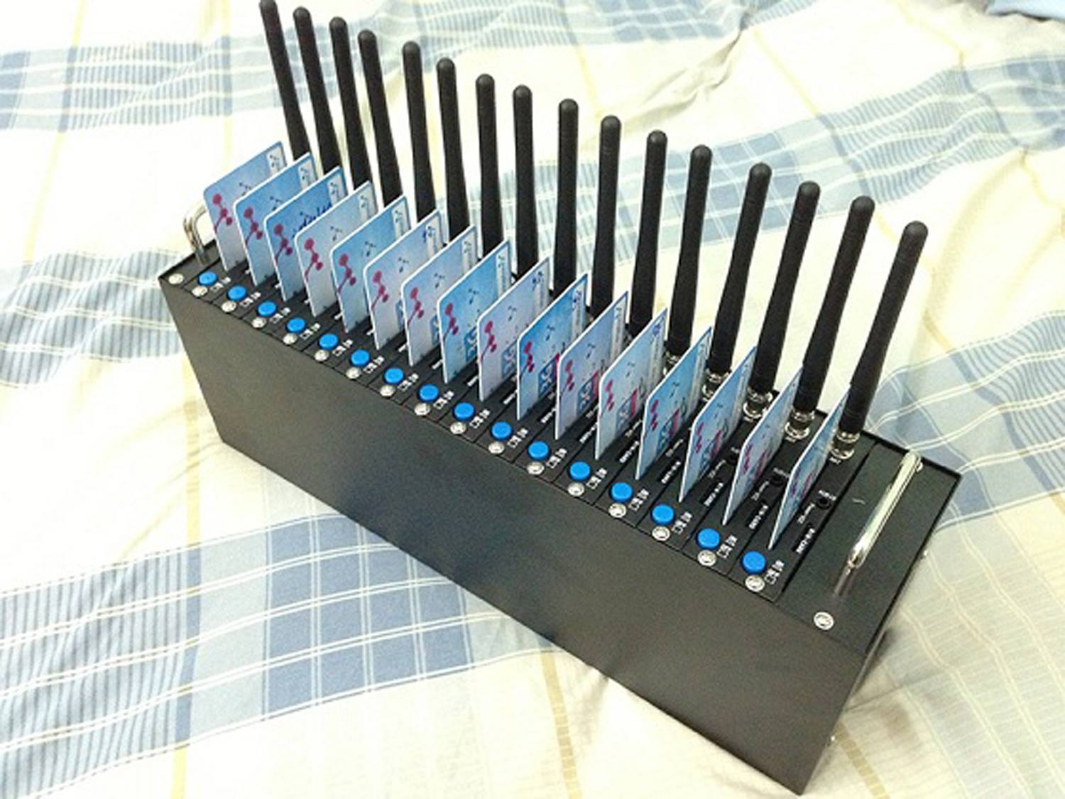 Sau khi chào bán đĩa thông tin doanh nghiệp, những dịch vụ này còn chào bán máy spam tin nhắn bằng sim khuyến mãi. Ảnh: NVCC