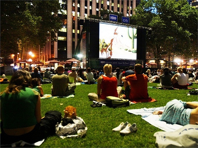 Một vé xem phim tại thành phố New York giá khoảng <abbr class=