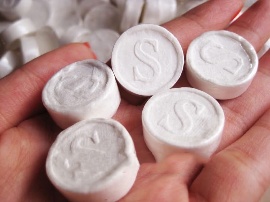 My pham vien nen gia 2.000 dong duoc tim mua vi la hinh anh