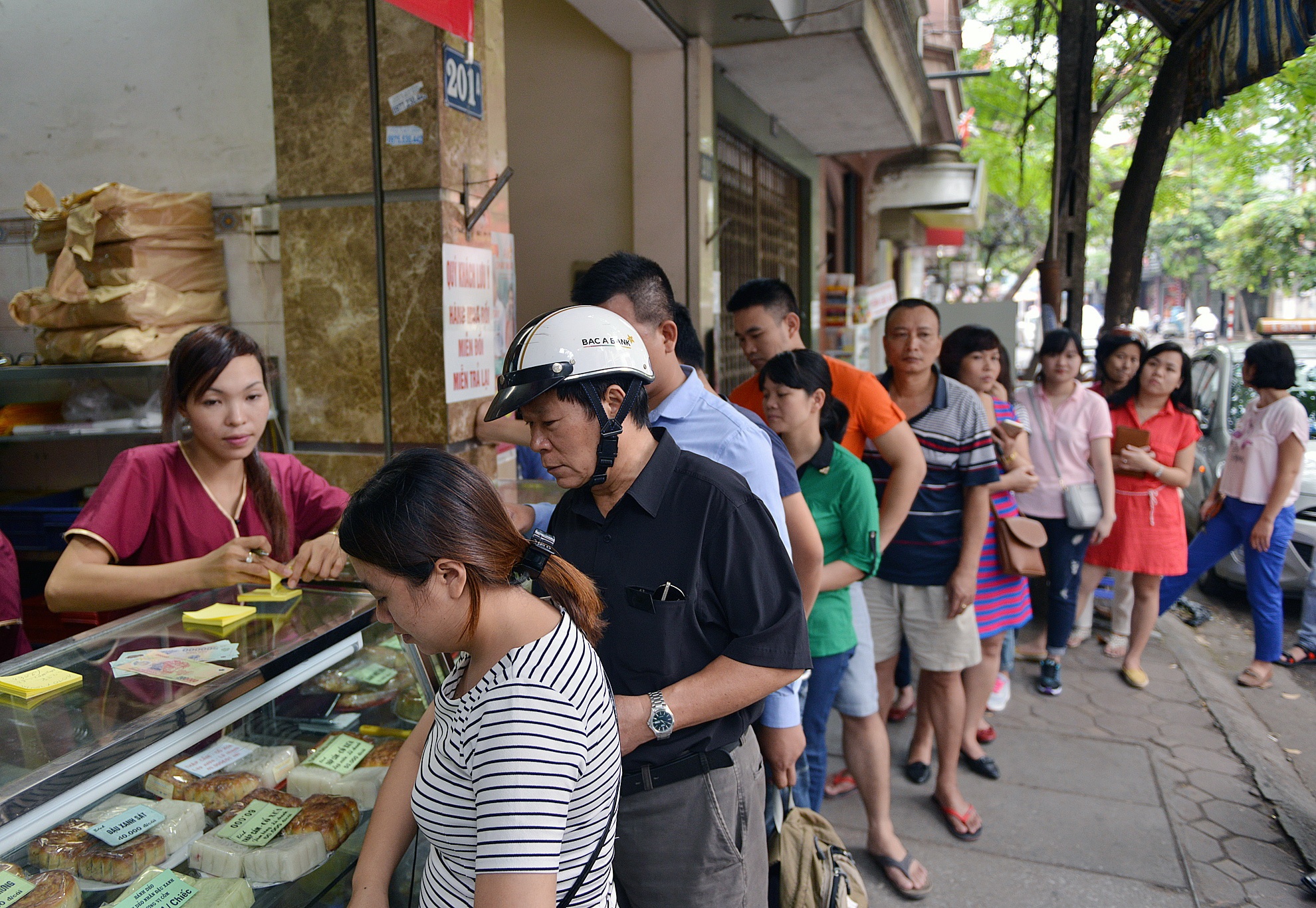 Bi dinh chi mot co so, banh Bao Phuong van dong khach hinh anh