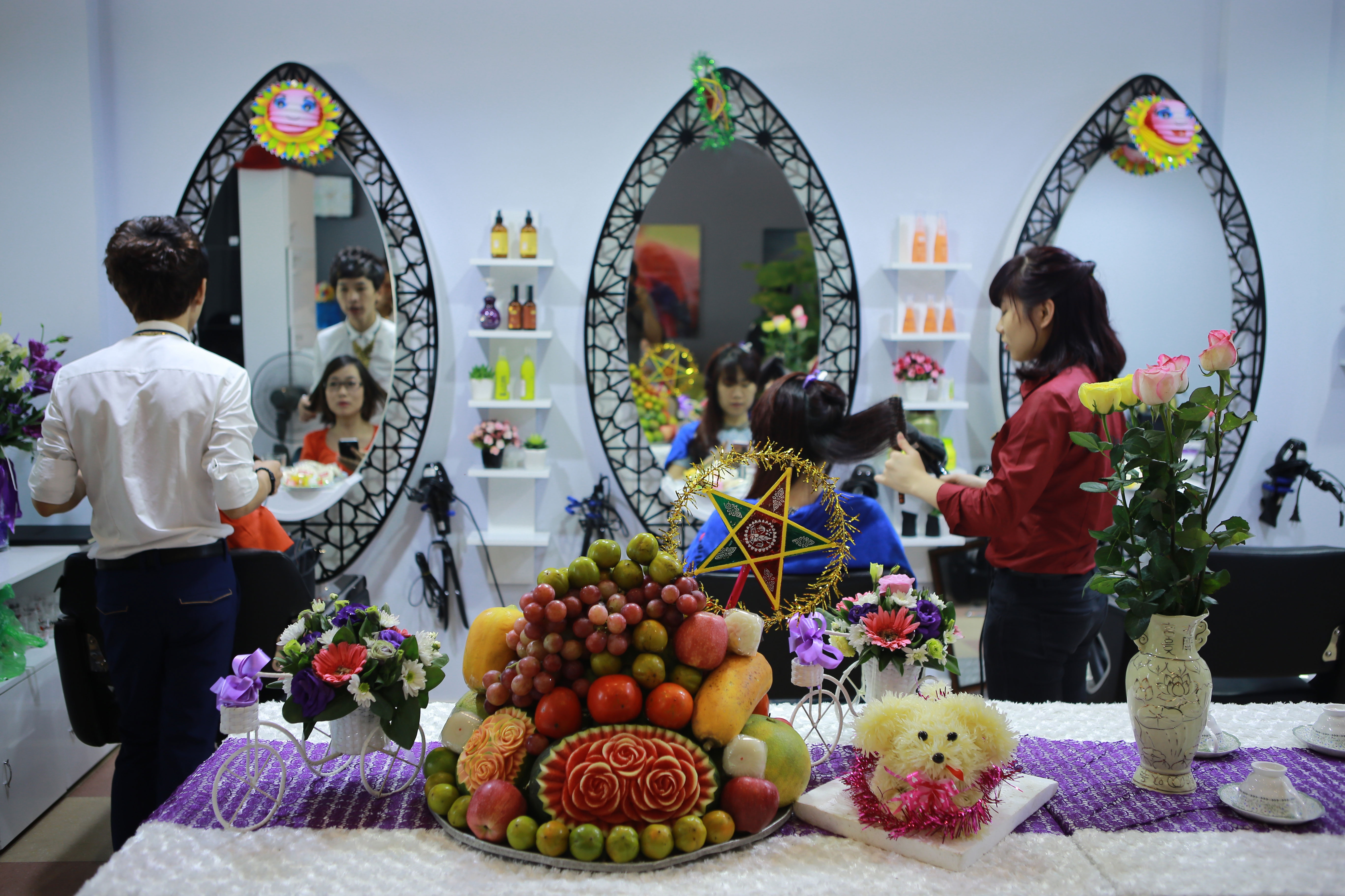 Khach ten Trung va Thu duoc khuyen mai lam toc mien phi hinh anh