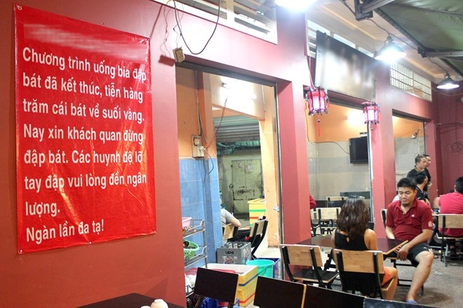 Tranh cai chuyen quan nhau dap bat va 7 to mi 49.000 dong hinh anh