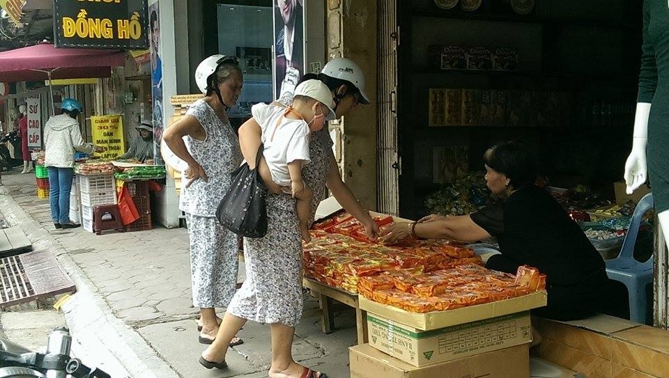 Banh trung thu 15.000 dong ban o hang tra da hinh anh