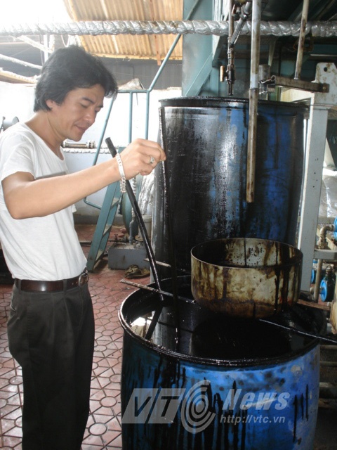 Rác vào đầu máy, cuối máy thành dầu đốt, tiếp tục tinh chế sẽ thành xăng.