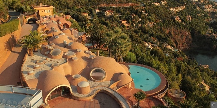 Bubble House, ngôi nhà 35 tuổi và hiện tại vẫn chưa hoàn thiện, được chính phủ Pháp công nhận là di tích lịch sử. Được thiết kế bởi kiến trúc sư người Hungary Antii Lovag, Bubble House có hình dạng nhiều quả bóng nhỏ và nhìn ra bờ biển.