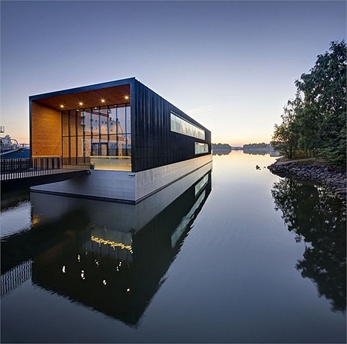 Arctia Headquarters, trụ sở mới của Arctia Shipping Ltd đặt tại Phần Lan là một văn phòng nổi cùng nội thất gỗ sơn mài và một con tàu bên cạnh biểu trưng cho truyền thống đóng tàu nổi tiếng.