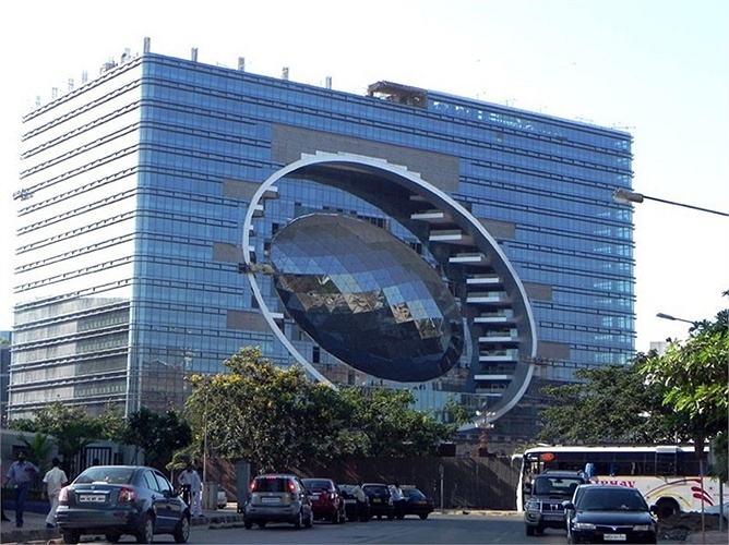 The Capital là tòa nhà lớn hiện đại ở thành phố Mumbai, thế hệ kiến trúc đầu tiên của châu Á. Tòa nhà có tên gọi khác là Cybertecture, một cấu trúc thiên thiện với môi trường cung cấp không gian làm việc hiệu quả, an toàn.