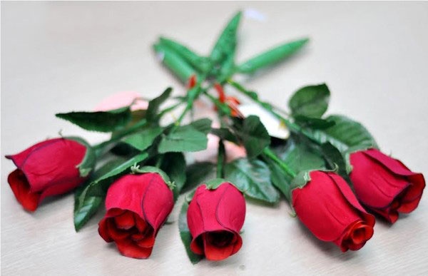 70.000 dong mot bong hoa hong 'biet noi' o Ha Noi hinh anh