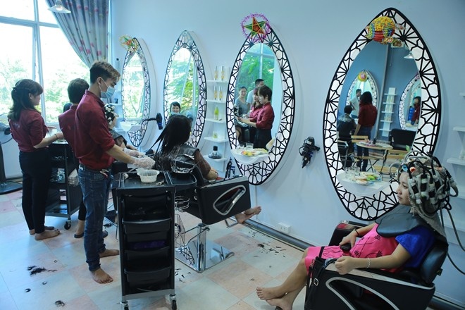 Chieu kinh doanh cua salon toc thoi kho hinh anh