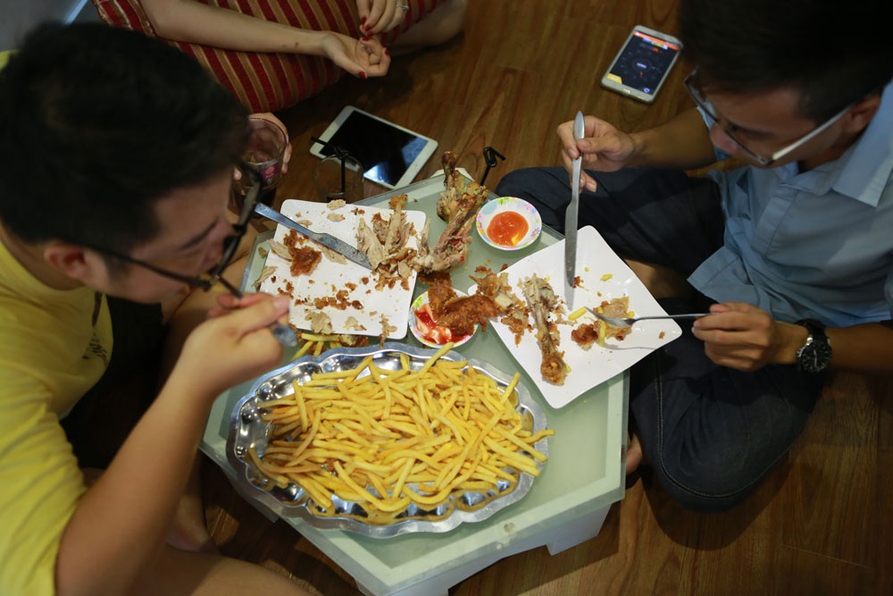 Dù đã có 13 cặp đôi tham gia nhưng chưa đội nào thắng cuộc. Theo họ, khó khăn nhất của thử thách là món khoai tây chiên. Ảnh: Ngọc Lan.