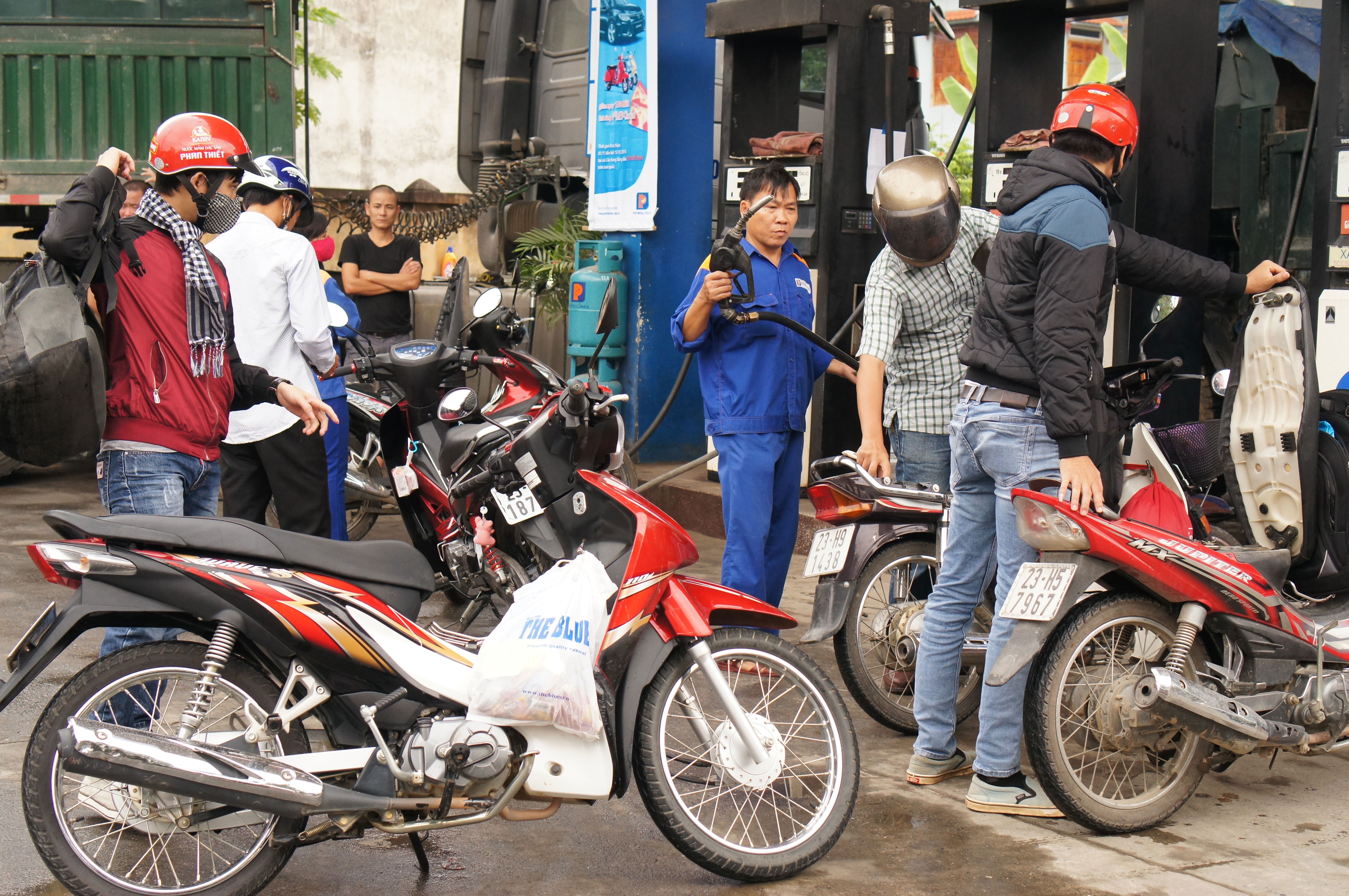 Du khach cho hon 30 phut de do xang o Ha Giang hinh anh