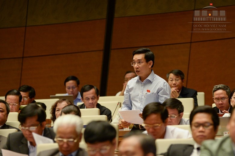 Đại biểu phát biểu trong phiên thảo luận về tình hình kinh tế xã hội ngày 2/11.  Ảnh: Quochoi.vn