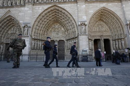 Kinh te Phap se ra sao sau vu khung bo? hinh anh