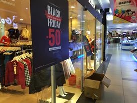 Giảm giá tới 50% nhưng nhiều cửa hàng thời trang vẫn khó tăng mạnh doanh số. Ảnh: Khánh Linh.