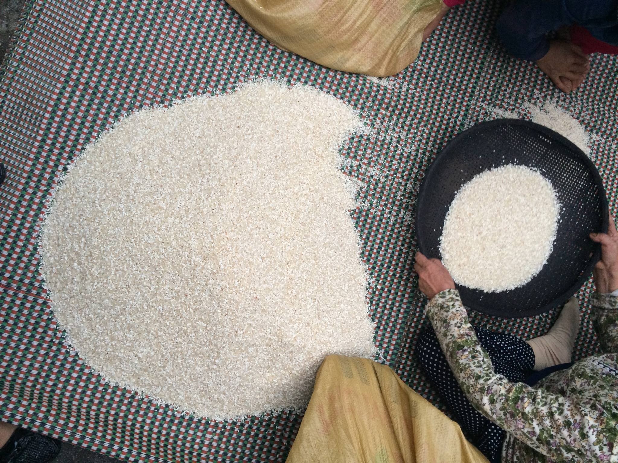 So thuc pham ban, nha giau chi tien mua gao vung cao hinh anh