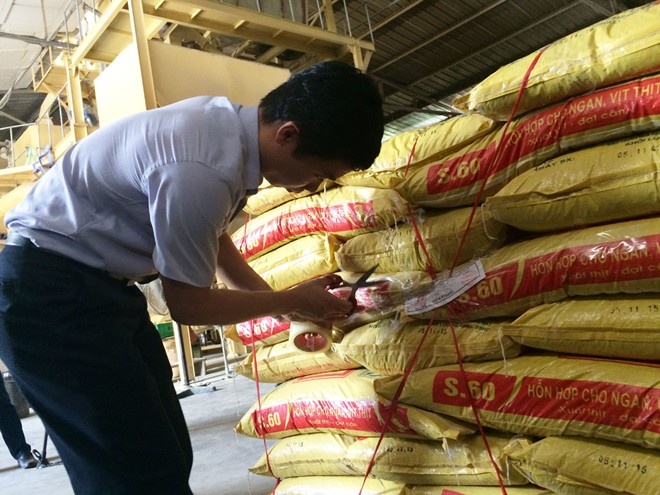 Cơ quan chức năng đã phát hiện hàng loạt doanh nghiệp trộn chất cấm vào thức ăn chăn nuôi gia súc, gia cầm. 