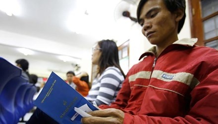 Dự kiến, từ năm 2016 người lao động sẽ phải đóng BHXH với số tiền gấp đôi hiện nay. 