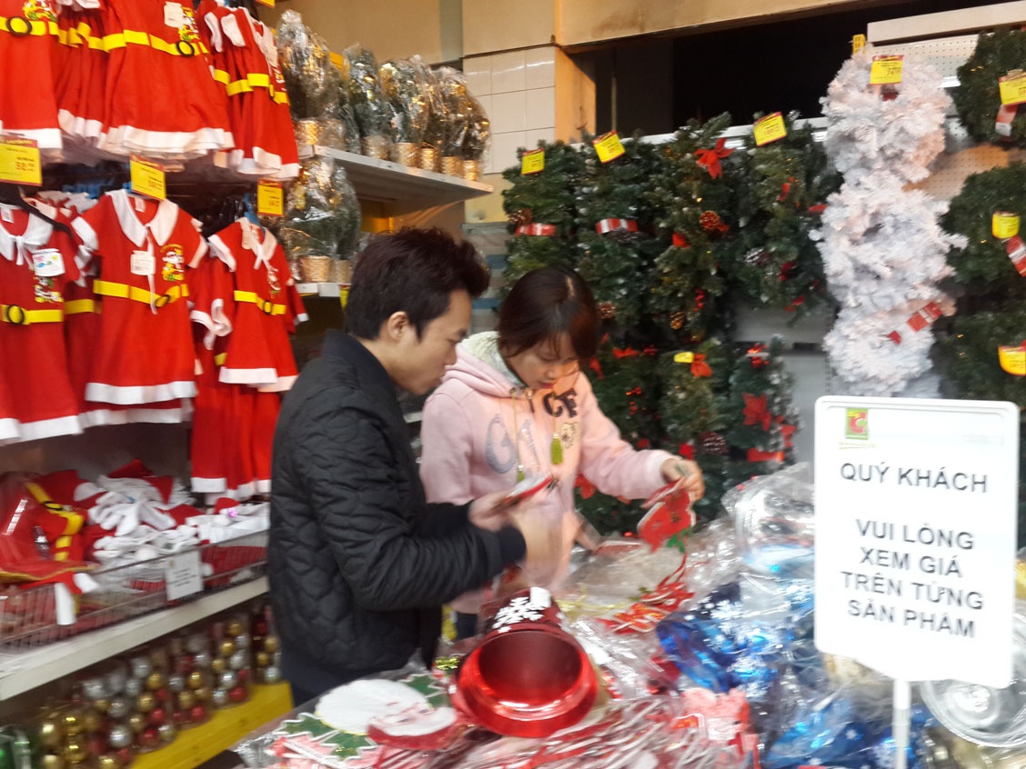 Do trang tri Noel gia re duoc chuong, hang dat tien e am hinh anh