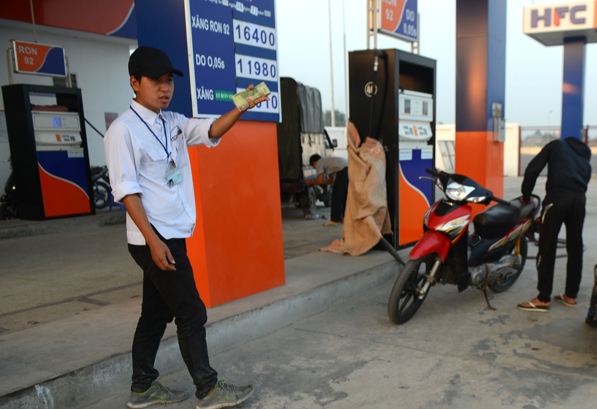 2 cay xang gan chip gian lan hon 100 trieu dong hinh anh