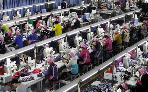 Nhung ganh nang dang buoc chat kinh te Trung Quoc hinh anh