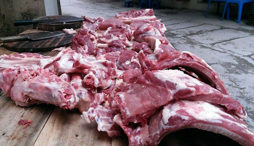 Dinh chi mua ban gia suc man cam voi lo mom long mong hinh anh