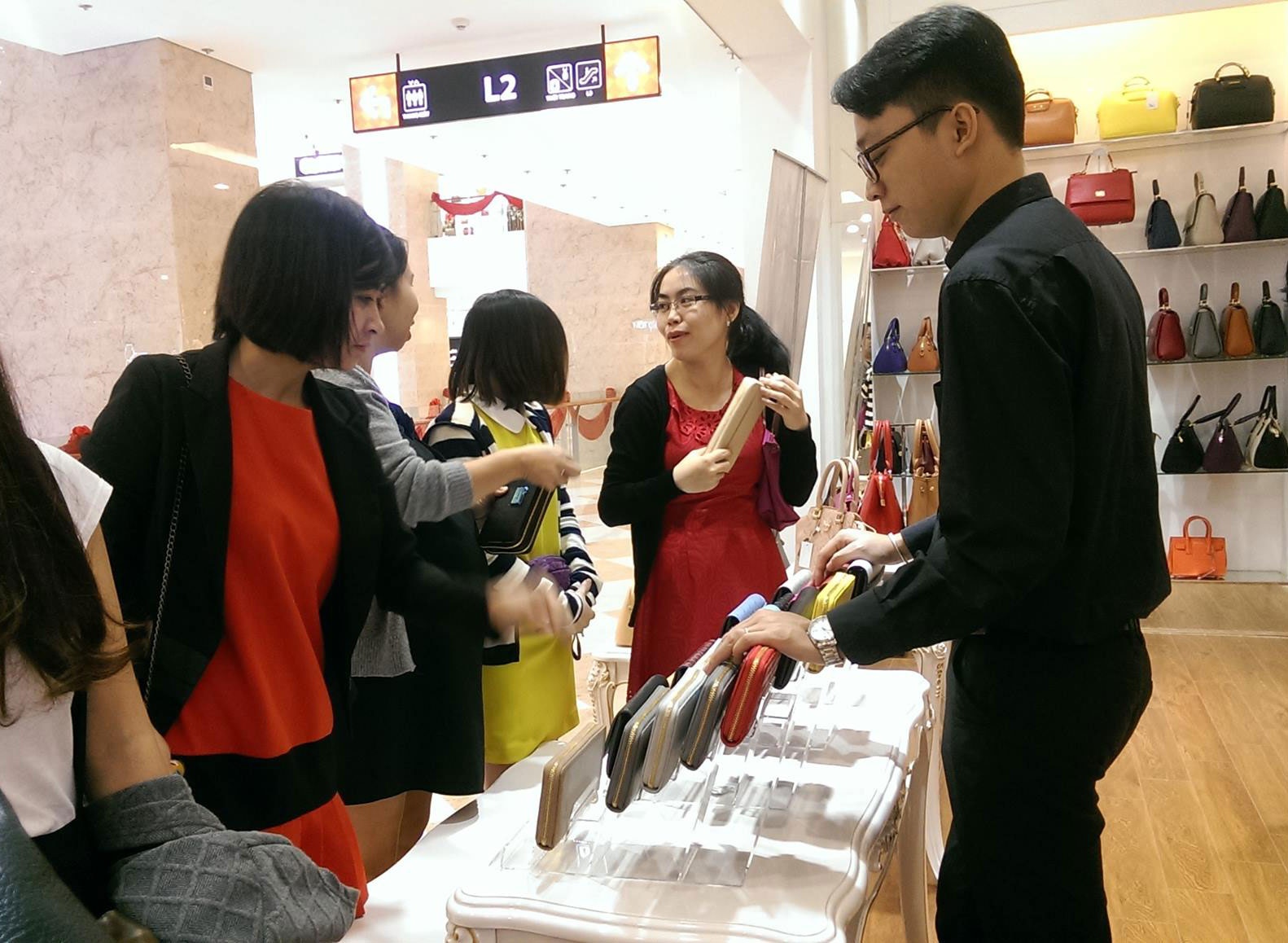 Thuong 200% luong, nhan vien van khong man ma lam Tet hinh anh