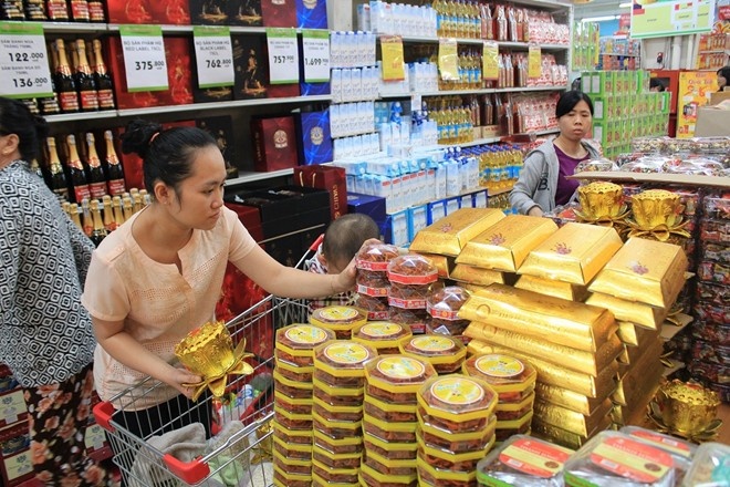 Rau xanh chay hang, banh keo va do kho e am sau Tet hinh anh