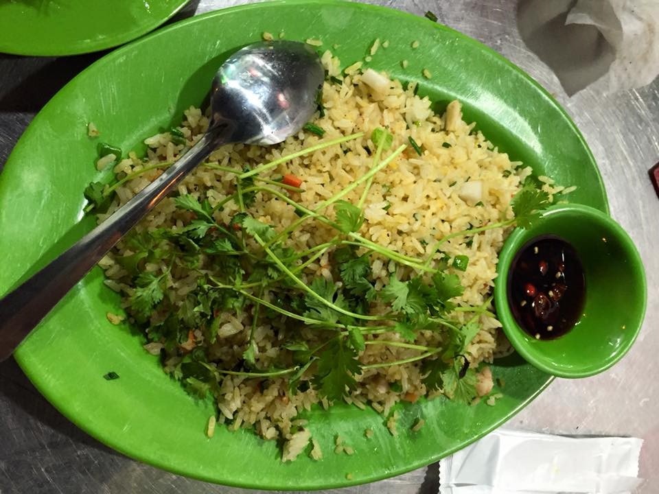 Nhan vien nha hang hat bat dia ban vao khach hinh anh