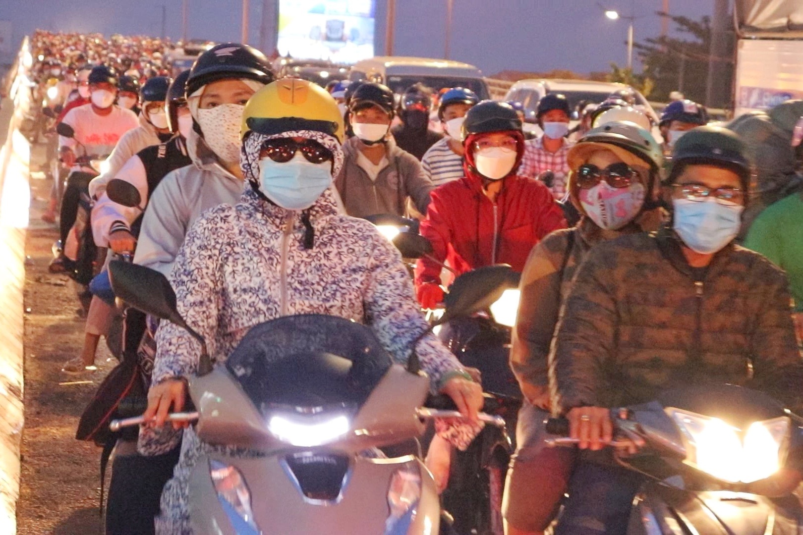 Dong nguoi mien Tay do ve TP.HCM sau ky nghi le hinh anh