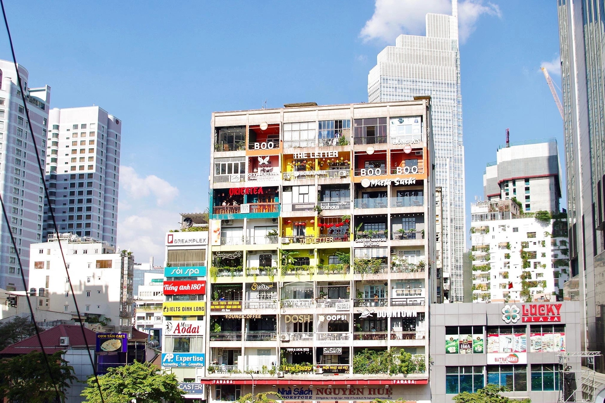 Nhung toa nha yeu cau khach tra phi de di thang may hinh anh