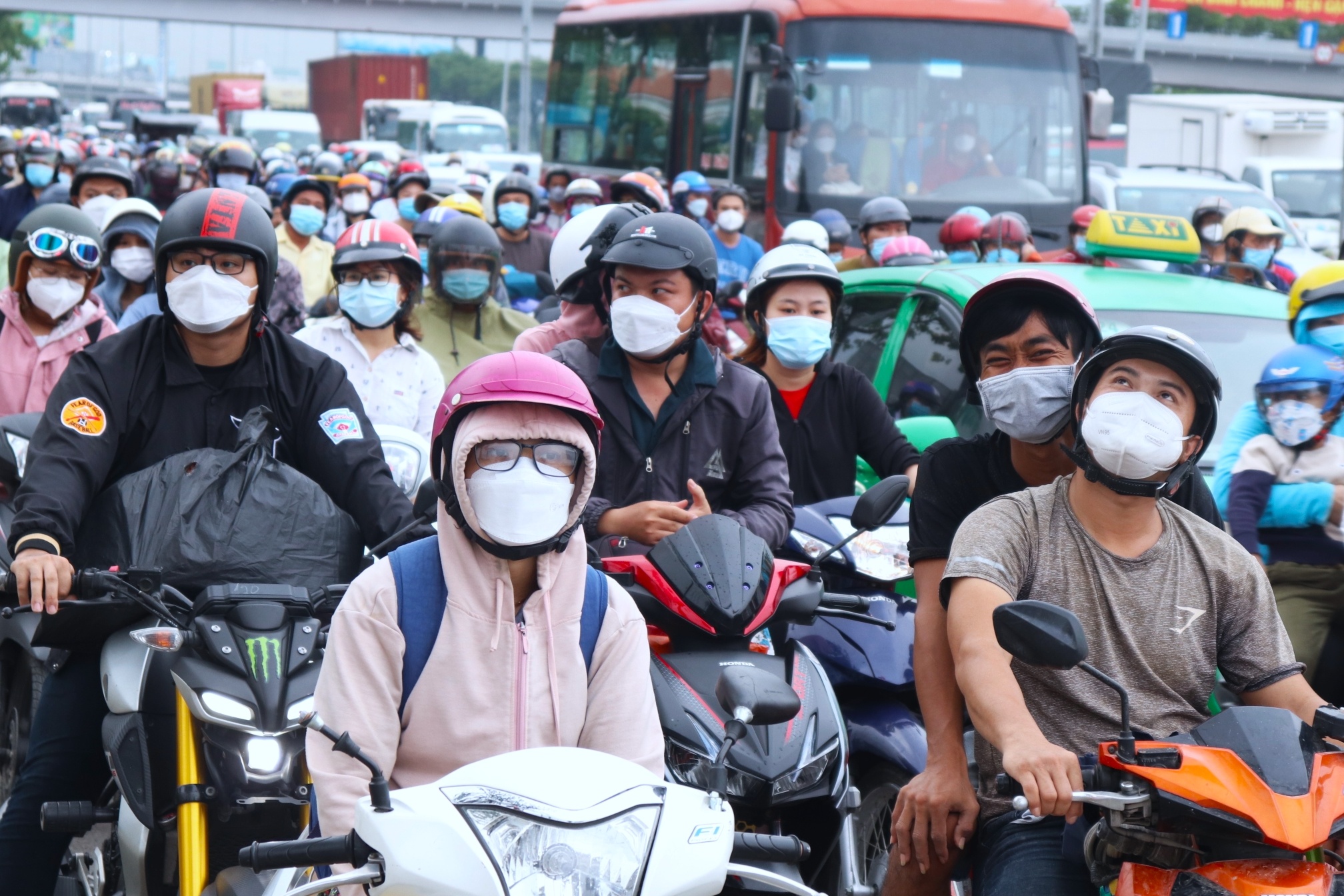 Nguoi dan ve mien Tay nghi le: 'Lan sau phai di tu som de do ket xe' hinh anh