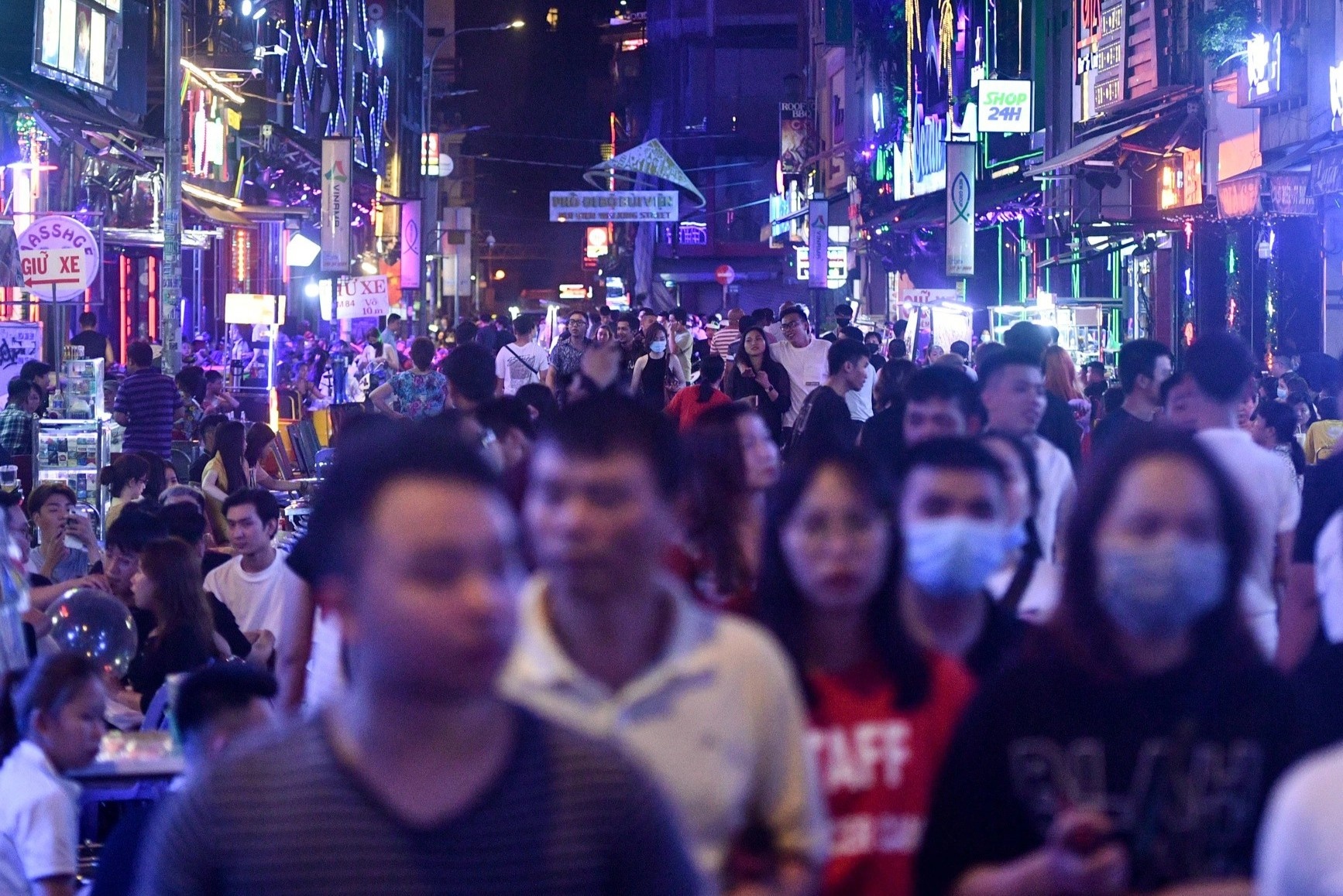 Bien nguoi o pho Tay tai TP.HCM trong ngay le hinh anh