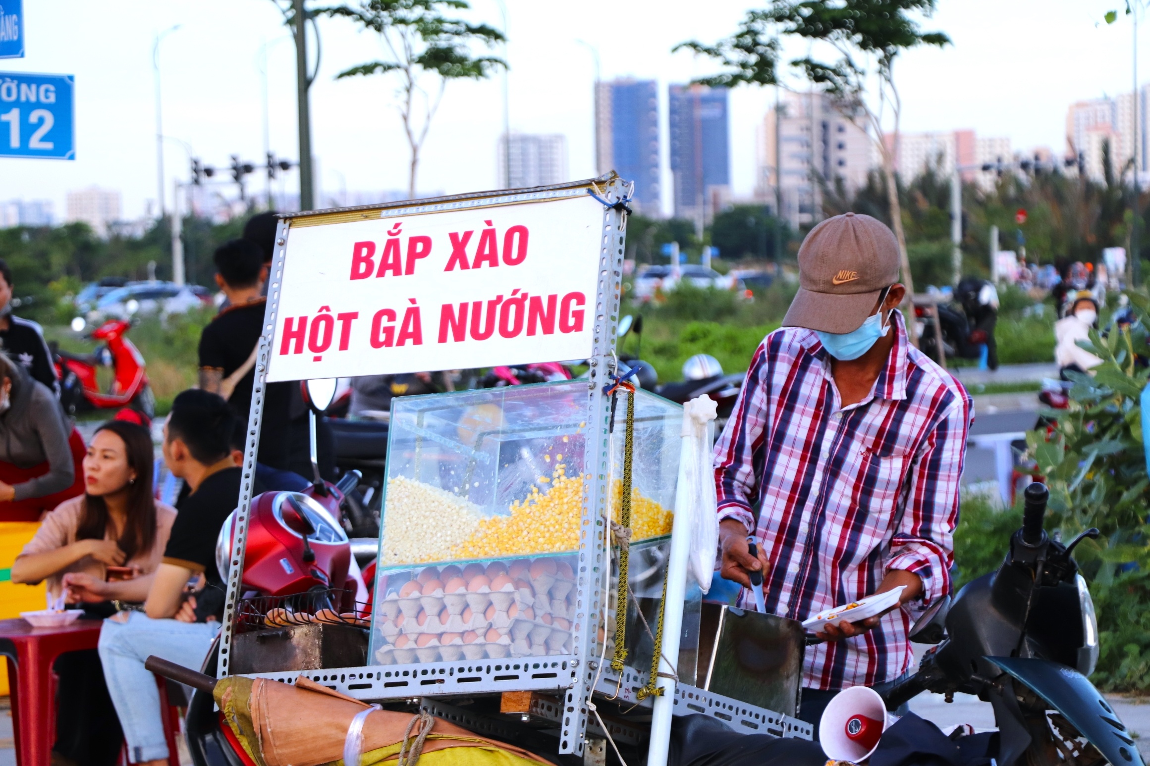 Do thi vua nhac nho, hang rong lai tran ra duong buon ban hinh anh