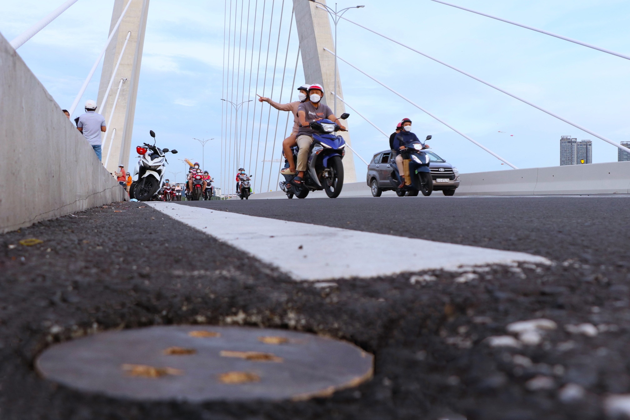 Nap go chan rac tam tren cau Thu Thiem 2 trong luc cho thay nap moi hinh anh